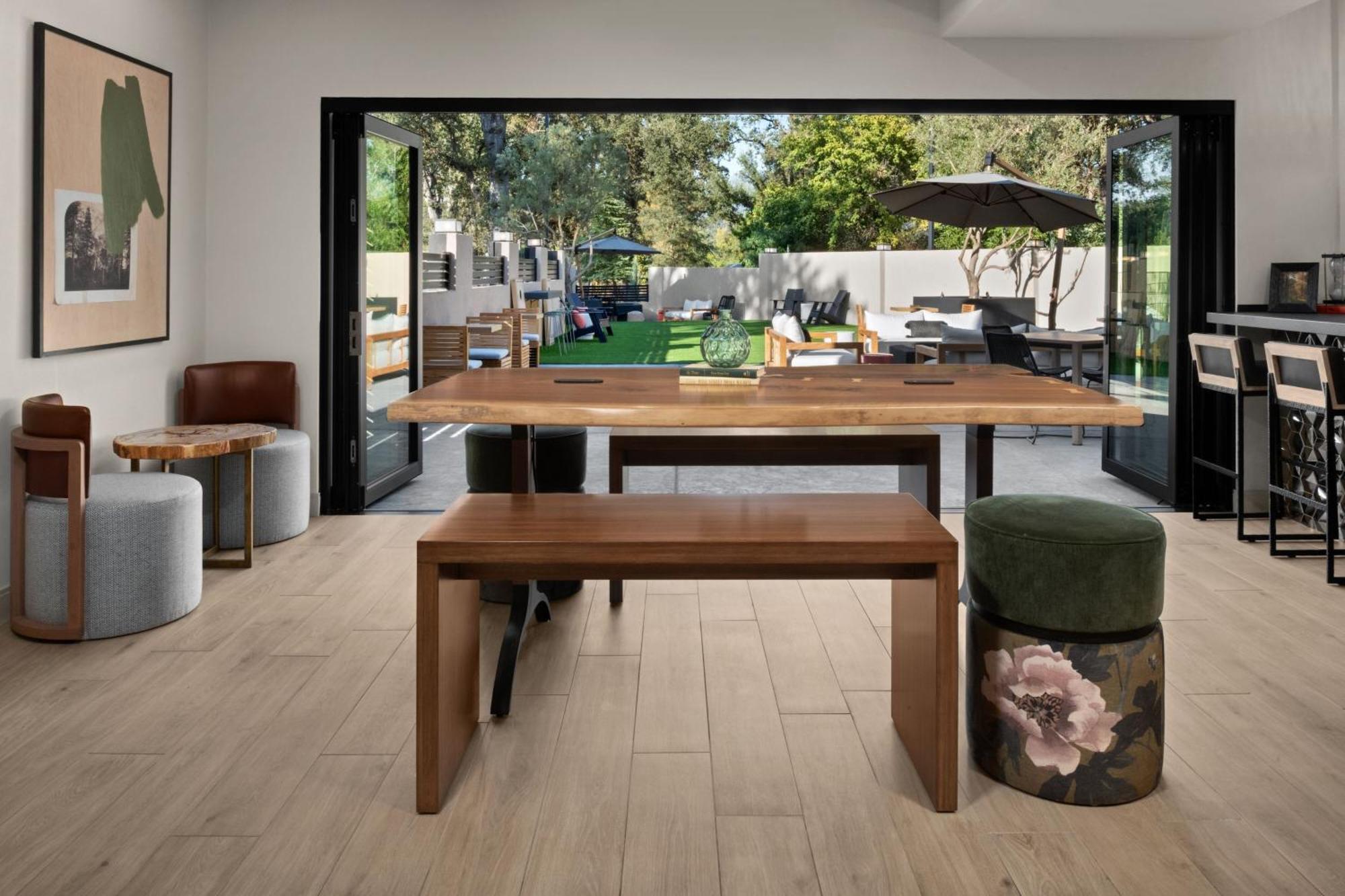 The Inelle, Oakhurst Yosemite, A Tribute Portfolio Hotel Exterior photo